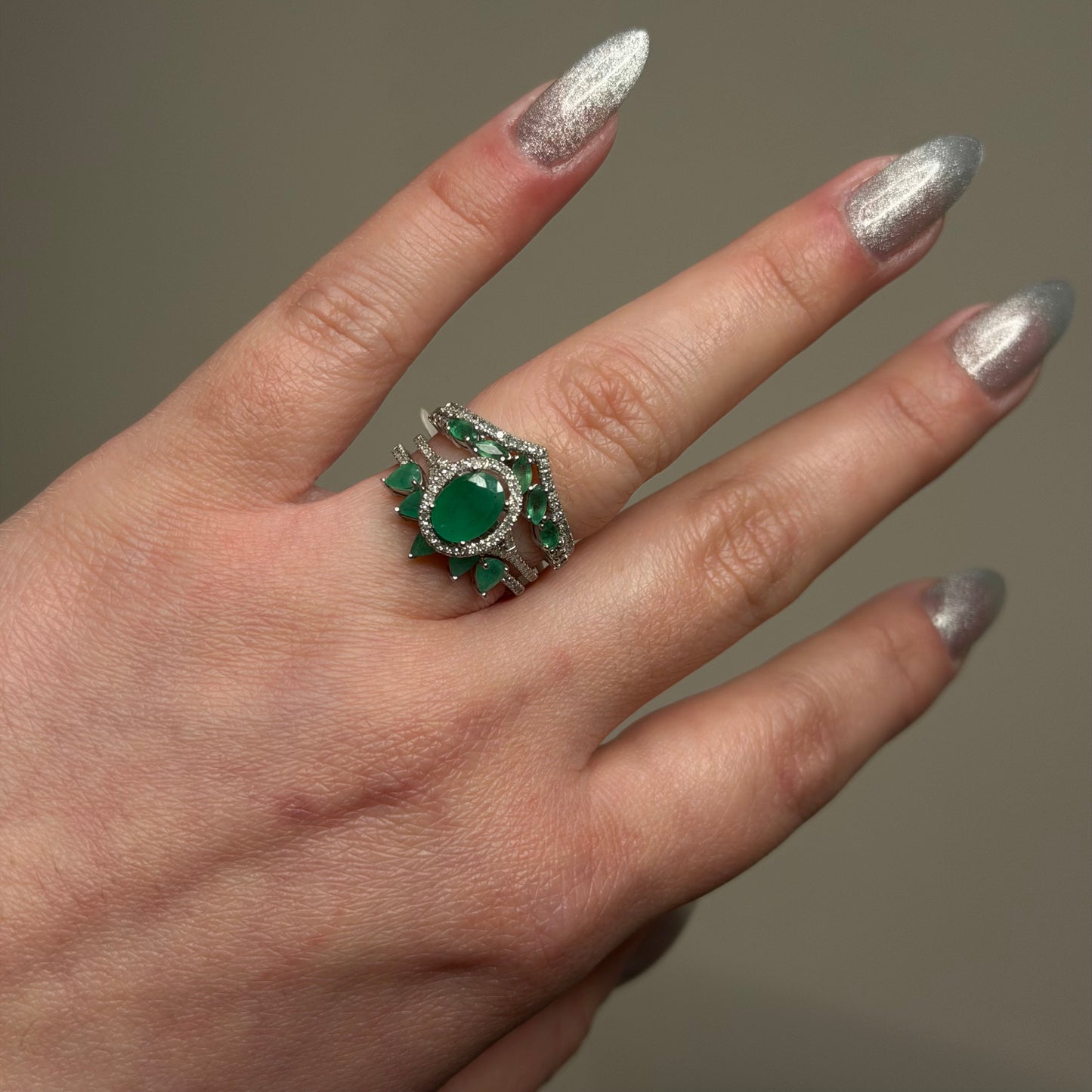 Trío de compromiso esmeralda natural colombiana y diamantes naturales