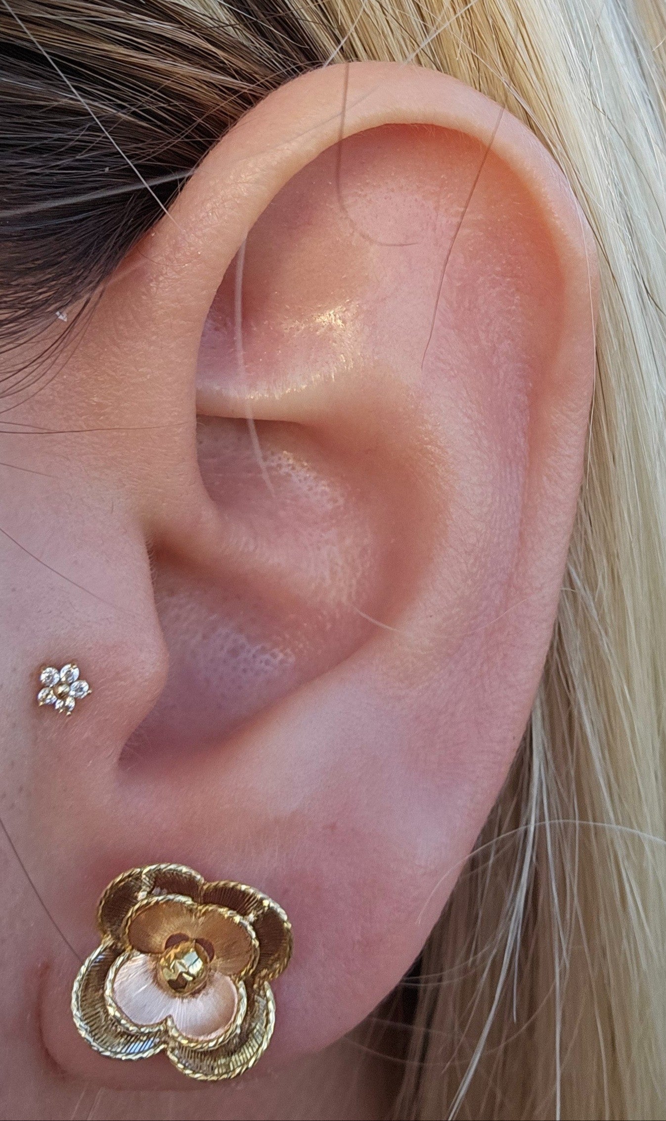 14kt three gold flowers
